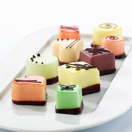 simsearch:659-06903186,k - Assorted petit fours on a serving plate Foto de stock - Sin royalties Premium, Código: 659-07609976