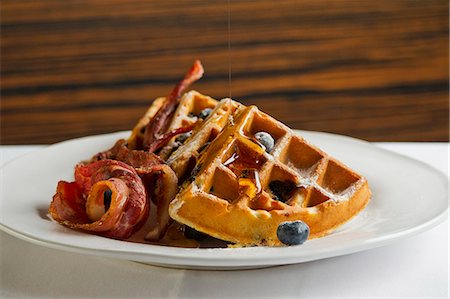 Belgian waffles with blueberries and bacon Photographie de stock - Premium Libres de Droits, Code: 659-07609979