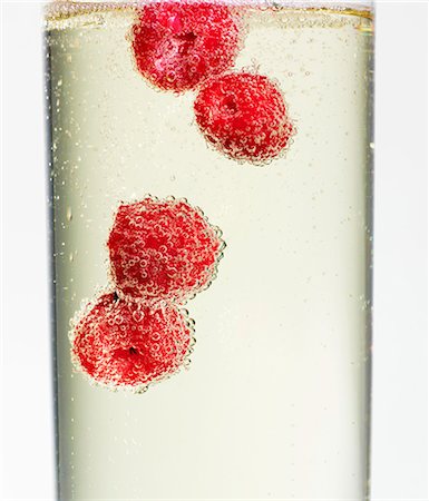 simsearch:659-06901106,k - Raspberries in champagne (close-up) Foto de stock - Sin royalties Premium, Código: 659-07609971