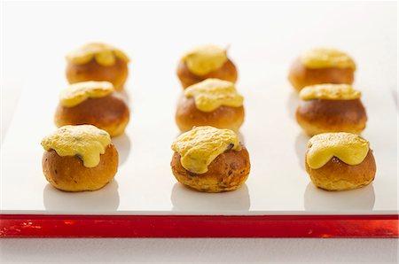 Mini brioches with a mushroom and lemon sauce Photographie de stock - Premium Libres de Droits, Code: 659-07609986