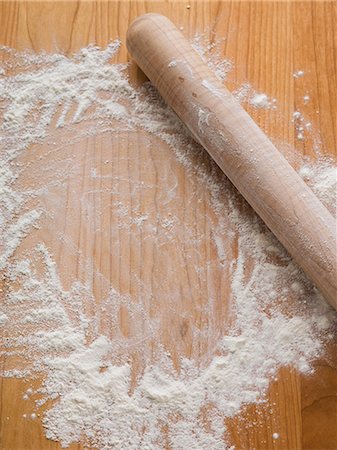 dredged - Flour sprinkled on a wood surface woth a rolling pin Stock Photo - Premium Royalty-Free, Code: 659-07610009