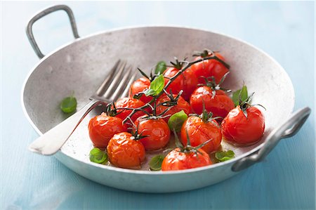 simsearch:659-07609834,k - Roasted cherry tomatoes with basil Stock Photo - Premium Royalty-Free, Code: 659-07610014