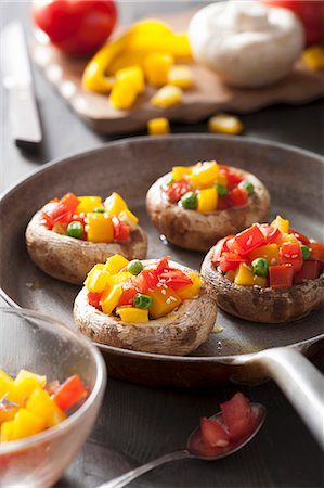 Mushrooms stuffed with tomatoes, yellow peppers and peas Foto de stock - Sin royalties Premium, Código: 659-07610023