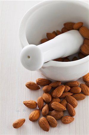 simsearch:659-07609880,k - Whole almonds in a mortar and in front of it Stock Photo - Premium Royalty-Free, Code: 659-07610036