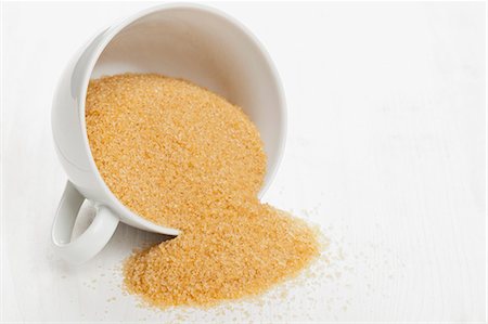 Unrefined cane sugar in a cup Photographie de stock - Premium Libres de Droits, Code: 659-07610033