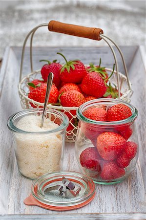 Strawberries and sugar Stock Photo - Premium Royalty-Free, Code: 659-07610075