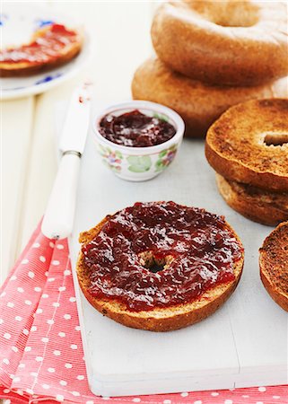 Bagel with marmalade Photographie de stock - Premium Libres de Droits, Code: 659-07610109