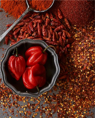 pimientos rojos - An arrangement of chillis as a spice Foto de stock - Sin royalties Premium, Código: 659-07610117