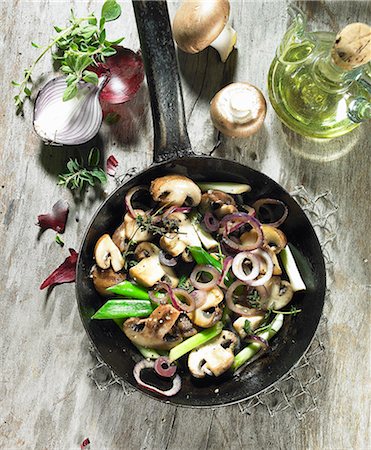 Fried mushrooms with red onions, spring onions, thyme marjoram and olive oil Foto de stock - Sin royalties Premium, Código: 659-07610120