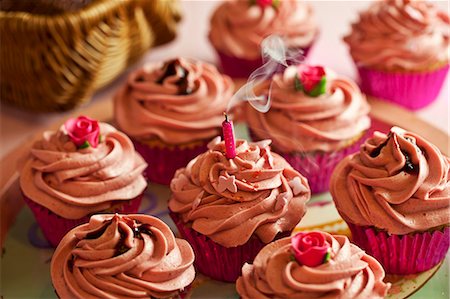 soplar velas - Cupcakes decorated with pink buttercream icing with a blown out, smoking candle Foto de stock - Sin royalties Premium, Código: 659-07610135