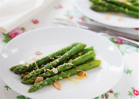 Asparagus with lemon and slivered almonds Photographie de stock - Premium Libres de Droits, Code: 659-07610146