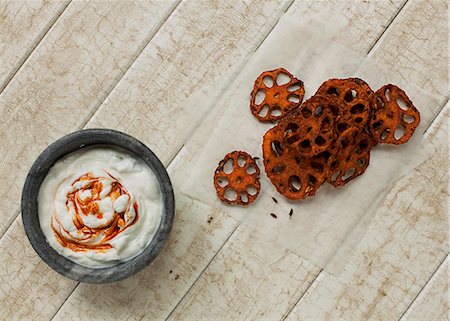 A spicy yogurt dip with oven-baked lotus root chips Foto de stock - Sin royalties Premium, Código: 659-07610140