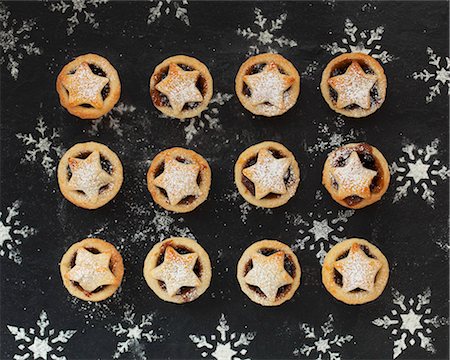 Mini mince pies topped with a star and dusted with icing sugar Stock Photo - Premium Royalty-Free, Code: 659-07610141