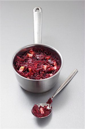 Apple-red cabbage in a pan and on a spoon Foto de stock - Sin royalties Premium, Código: 659-07610174