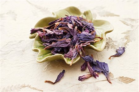 Dried borage flowers in a leaf-shaped dish Stock Photo - Premium Royalty-Free, Code: 659-07610180