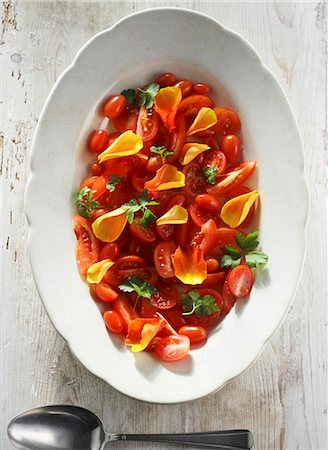 simsearch:659-06155025,k - Tomato salad with rose petals (seen from above) Photographie de stock - Premium Libres de Droits, Code: 659-07610205