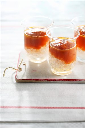 Gazpacho over crushed ice in glasses Photographie de stock - Premium Libres de Droits, Code: 659-07610203