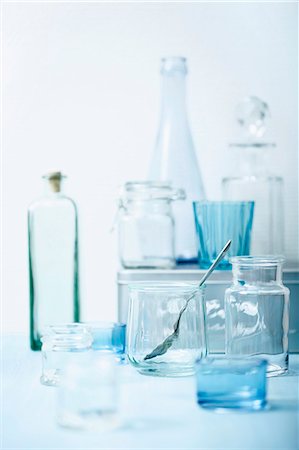 Various empty glasses and bottles Foto de stock - Sin royalties Premium, Código: 659-07610217