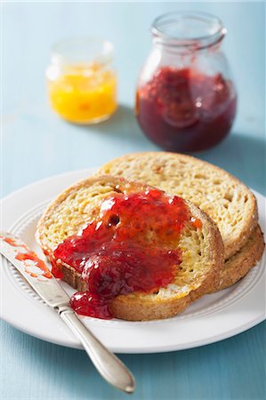 French Toast with Strawberries and Jam Stockbilder - Premium RF Lizenzfrei, Bildnummer: 659-07610210