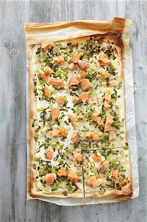 simsearch:659-08147619,k - Tarte flambee with salmon trout and spring onions Photographie de stock - Premium Libres de Droits, Code: 659-07610220