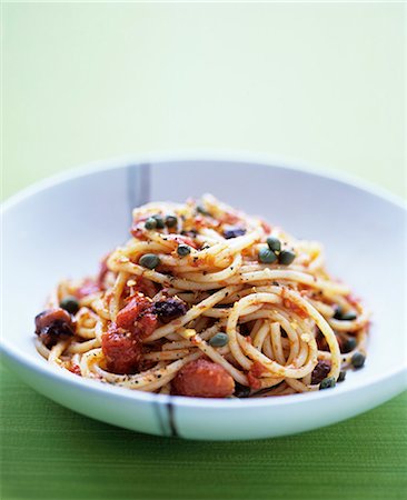 simsearch:659-07599319,k - Spaghetti puttanesca with tomatoes and olives Foto de stock - Sin royalties Premium, Código: 659-07610234