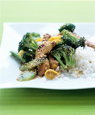 Chicken stir-fry with broccoli and lemon Photographie de stock - Premium Libres de Droits, Code: 659-07610238