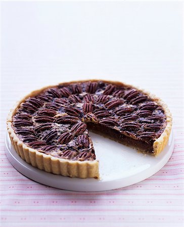 simsearch:400-07914672,k - Chocolate and pecan nut tart, sliced Photographie de stock - Premium Libres de Droits, Code: 659-07610232