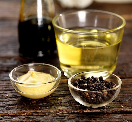 Dijon mustard, peppercorns, white wine vinegar and balsamic vinegar Photographie de stock - Premium Libres de Droits, Code: 659-07610249