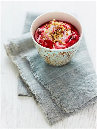 dessert - Yogurt with raspberry coulis and chopped hazelnuts Photographie de stock - Premium Libres de Droits, Code: 659-07610256