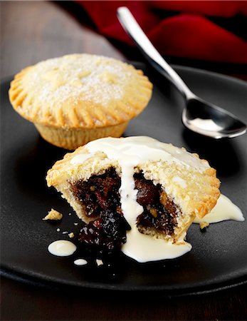 pasteles de navidad - Mince pie and cream Photographie de stock - Premium Libres de Droits, Code: 659-07610250