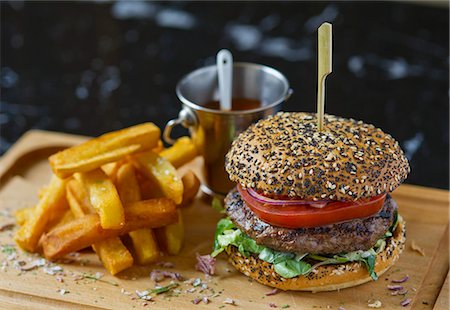 simsearch:659-08148262,k - A beefburger with chips Photographie de stock - Premium Libres de Droits, Code: 659-07610260