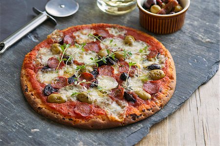 Chorizo, mozzarella and olive pizza Foto de stock - Sin royalties Premium, Código: 659-07610278