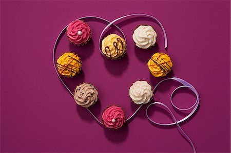 fuchsia - Mini cupcakes for Valentine's Day Photographie de stock - Premium Libres de Droits, Code: 659-07610303