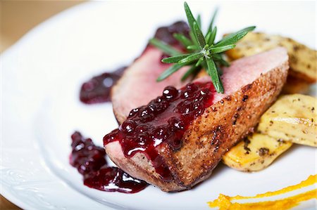 duck recipe - Duck breast with cranberry sauce and rosemary Foto de stock - Sin royalties Premium, Código: 659-07610316