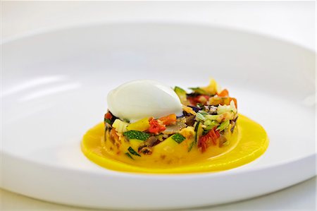 Colourful vegetables in pepper sauce with lemon balm ice cream Photographie de stock - Premium Libres de Droits, Code: 659-07610333