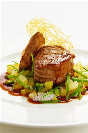 Medallion of milk-fed veal on a bed of kohlrabi Photographie de stock - Premium Libres de Droits, Code: 659-07610344