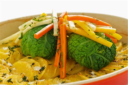 simsearch:659-06495240,k - Potato gratin with savoy cabbage parcels and root vegetables Foto de stock - Sin royalties Premium, Código: 659-07610342