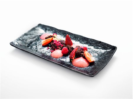 simsearch:659-08895456,k - Chocolate desert with fresh berries and strawberry ice cream Photographie de stock - Premium Libres de Droits, Code: 659-07610357