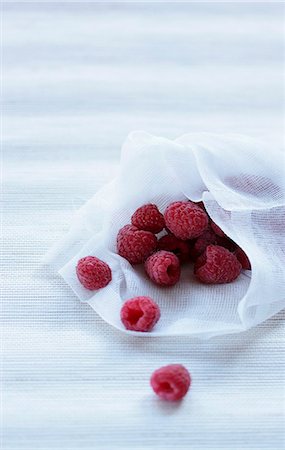 simsearch:659-03537384,k - Fresh raspberries on a piece of white fabric Stock Photo - Premium Royalty-Free, Code: 659-07610352