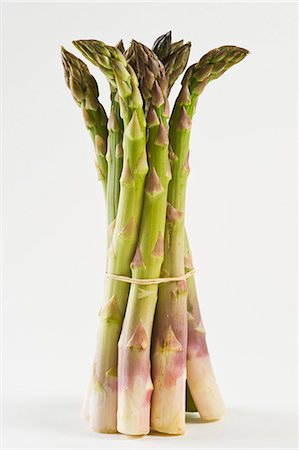 simsearch:659-06494461,k - A bunch of green asparagus against a white background Photographie de stock - Premium Libres de Droits, Code: 659-07610377