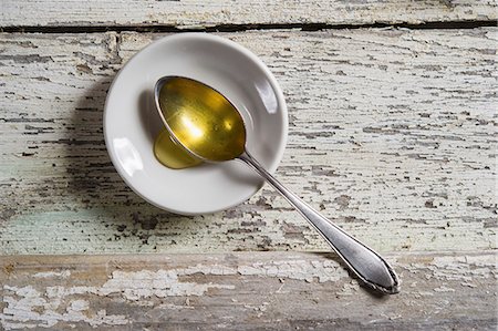 A spoonful of honey on a saucer (seen from above) Stockbilder - Premium RF Lizenzfrei, Bildnummer: 659-07610370