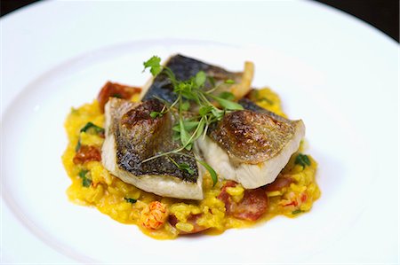 Bass with prawns, chorizo and saffron rice Photographie de stock - Premium Libres de Droits, Code: 659-07610409