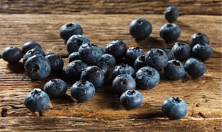 simsearch:659-07739646,k - Freshly washed blueberries on a wooden surface Foto de stock - Sin royalties Premium, Código: 659-07610417