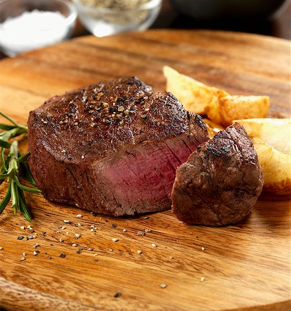 Fillet steak with cracked black pepper and potatoes Photographie de stock - Premium Libres de Droits, Code: 659-07610424