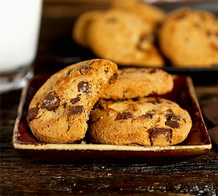 Chocolate chip cookies, one with a bite taken out Stockbilder - Premium RF Lizenzfrei, Bildnummer: 659-07610420