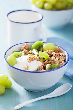 plastic tableware - Crunchy muesli with yogurt, kiwis and green grapes Photographie de stock - Premium Libres de Droits, Code: 659-07610432