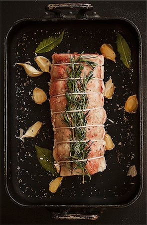 roasting pan - Beef tenderloin with rosemary, garlic and bay eaves Stock Photo - Premium Royalty-Free, Code: 659-07738658