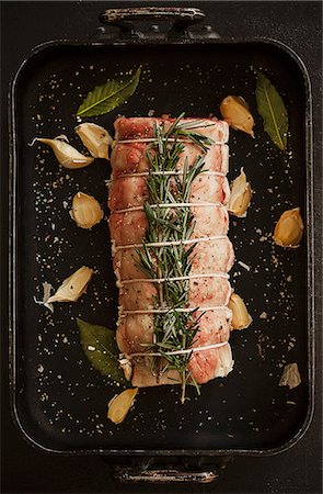 food directly above - Beef tenderloin with rosemary, garlic and bay eaves Foto de stock - Sin royalties Premium, Código: 659-07738658