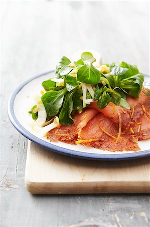 A winter salad with smoked salmon and lambs lettuce Stock Photo - Premium Royalty-Free, Code: 659-07738651