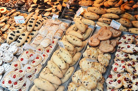 pastry display - Dolci on display in a bakers (Italy) Stock Photo - Premium Royalty-Free, Code: 659-07738674